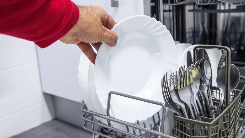 O jeito certo de colocar talheres na lava-louças segundo especialistas