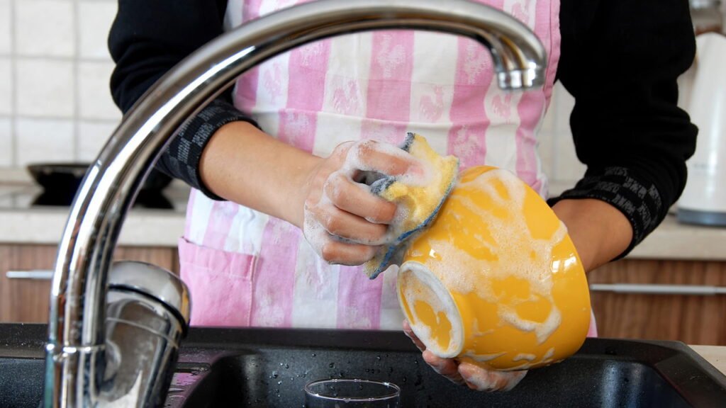 O truque japonês para lavar louça com menos água e esforço