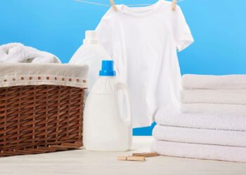 O truque caseiro que viralizou para salvar roupas brancas antigas