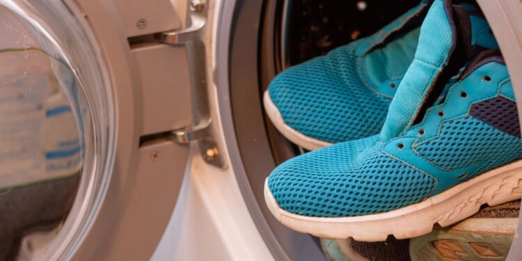 O jeito certo de lavar tênis de grife sem estragar o tecido de luxuoso em casa