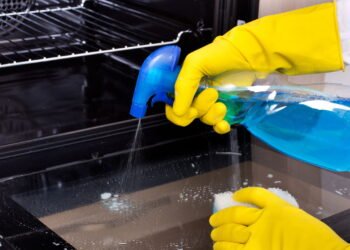 2 produtos que eliminam gordura do forno naturalmente