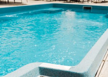 Como manter a piscina limpa e cristalina sem gastar quase nada