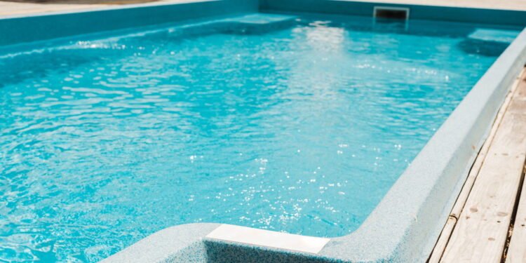 Como manter a piscina limpa e cristalina sem gastar quase nada