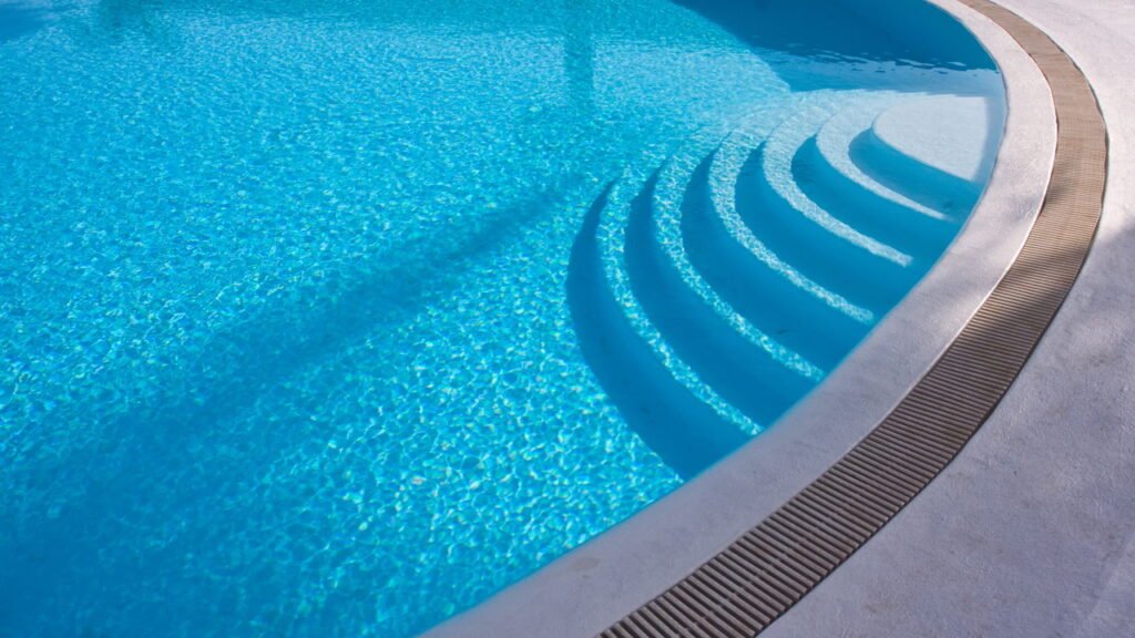 Como manter a piscina limpa e cristalina sem gastar quase nada