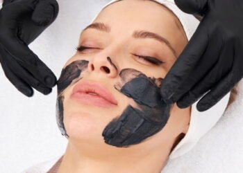 A frequência ideal para lavar o rosto segundo dermatologistas