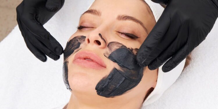 A frequência ideal para lavar o rosto segundo dermatologistas