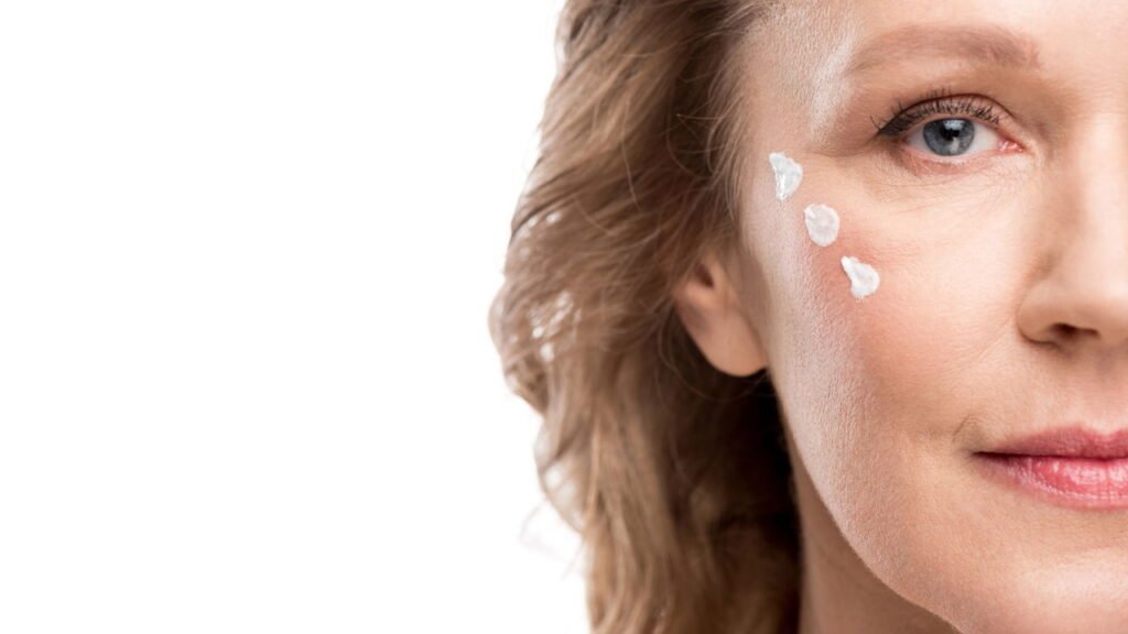 A frequência ideal para lavar o rosto segundo dermatologistas