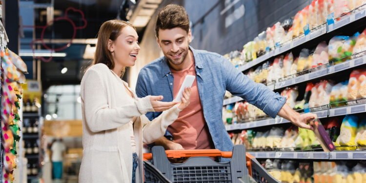 Casal em mercado // Créditos: depositphotos.com / AndrewLozovyi