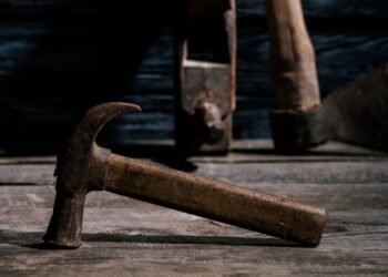 Veja como se chama a parte do martelo que se usa para retirar pregos