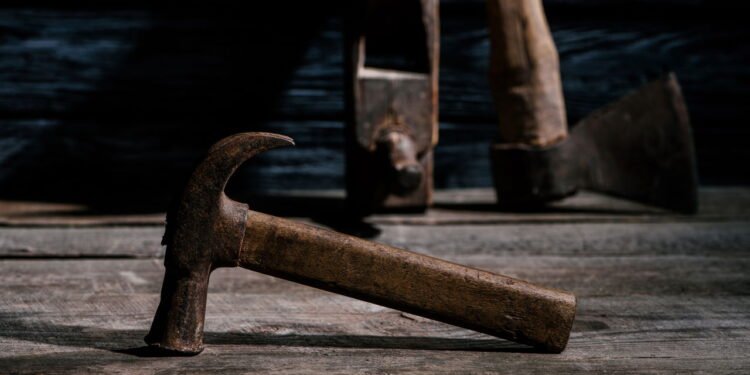 Veja como se chama a parte do martelo que se usa para retirar pregos