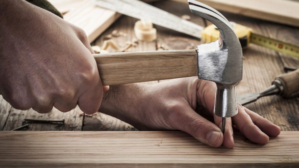 Veja como se chama a parte do martelo que se usa para retirar pregos