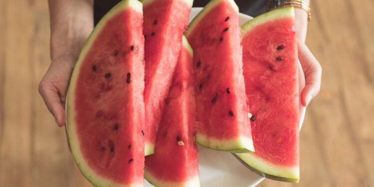 Dicas de como escolher a melancia perfeita na feira