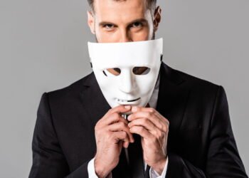 Como identificar uma pessoa mentirosa com 2 truques simples