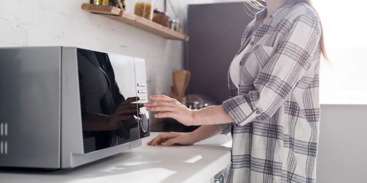 5 objetos que jamais devem ir ao micro-ondas por segurança