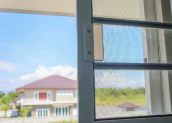 Limpe seus mosquiteiros sem tirá-los do lugar com essa mistura