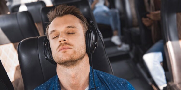 Dormir ouvindo música - Créditos: depositphotos.com / AllaSerebrina