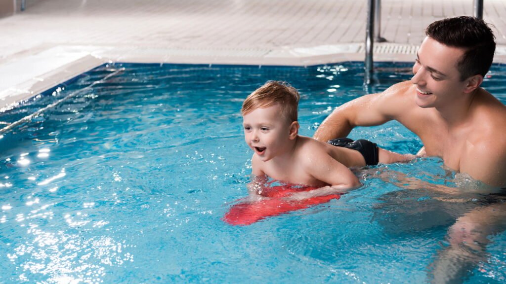 O que acontece com o corpo e o cérebro do bebê dentro d’água vai te surpreender