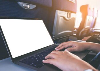 Pode levar celular e notebook no avião? Saiba todas as regras e procedimentos