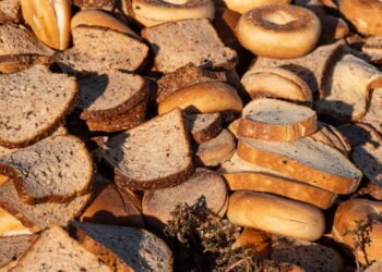 Não jogue o pão seco fora nunca mais, veja dicas de como reutilizar