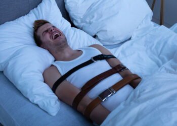 Você acorda sem conseguir se mexer? Entenda o que é Paralisia do Sono