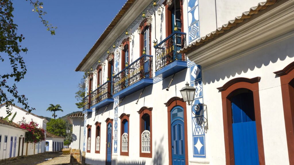 Lugares românticos e baratos no Brasil que surpreendem casais apaixonados