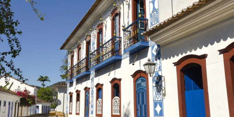 Lugares românticos e baratos no Brasil que surpreendem casais apaixonados