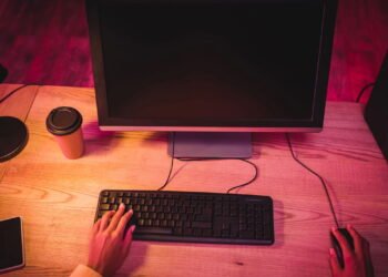 A melhor forma de limpar a tela do seu monitor sem correr riscos