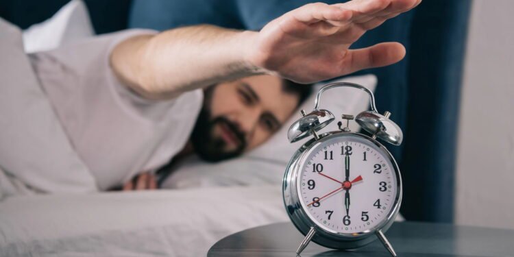 O pior hábito da manhã que pode afetar seu cérebro sem você perceber