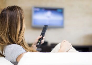 O que significa precisar da TV para dormir, segundo a psicologia