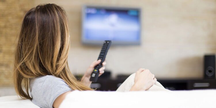 O que significa precisar da TV para dormir, segundo a psicologia
