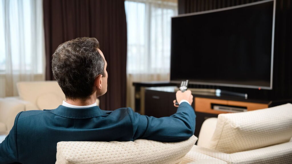 O que significa precisar da TV para dormir, segundo a psicologia