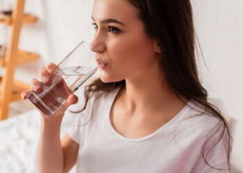 Como se hidratar a noite após não beber água durante o dia