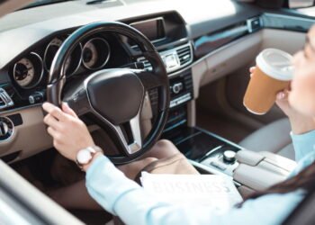 O que a psicologia diz sobre quem agradece ao volante com um simples gesto