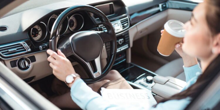 O que a psicologia diz sobre quem agradece ao volante com um simples gesto