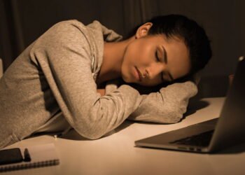 O que a ciência descobriu sobre dormir com a luz ligada vai te surpreender