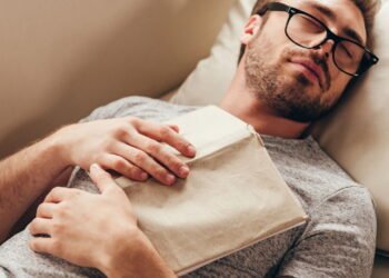 Essa atitude matinal comum pode estar arruinando seu sono