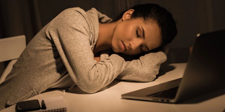 Por que você sempre acorda às 3 da madrugada e o que isso pode revelar