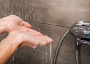 Por que seu cérebro repete conversas no banho, segundo a psicologia