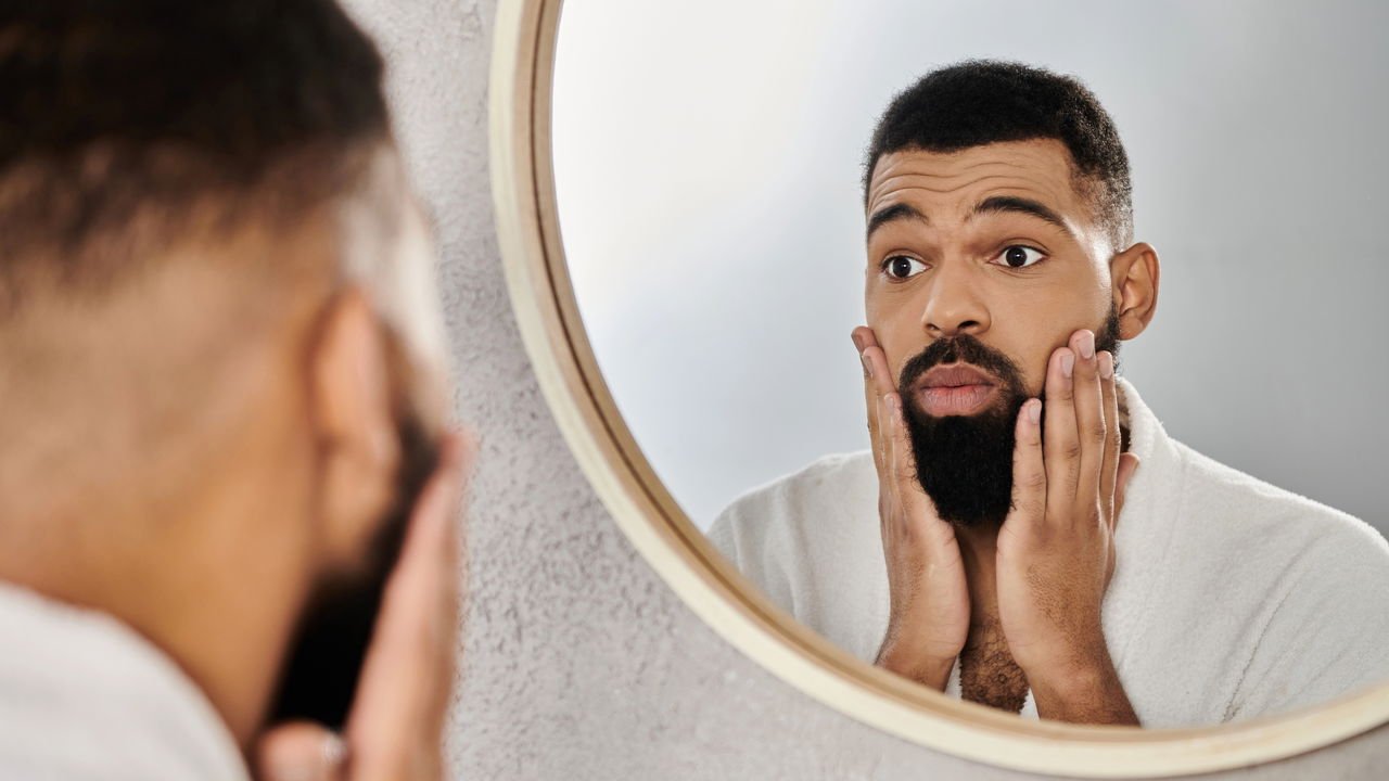 psicologiasdobrasil.com.br - Você não é tão bonito quanto pensa — o espelho engana seu cérebro (e a ciência explica por quê)