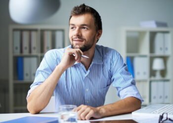 Você passa muito tempo sentado? Este hábito simples pode mudar tudo