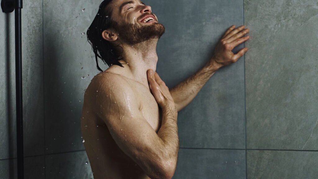 5 erros no banho que estão detonando sua pele sem você perceber