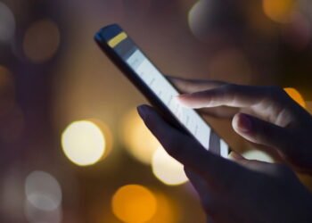 O que significa olhar o celular sempre que chega notificação, segundo a psicologia