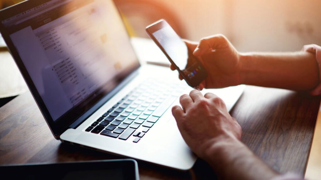 O que significa olhar o celular sempre que chega notificação, segundo a psicologia