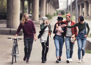 Por que ficamos irritados com quem anda devagar na rua