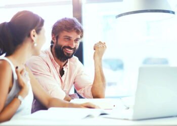 O que significa tocar o ouvido durante uma conversa, segundo a psicologia