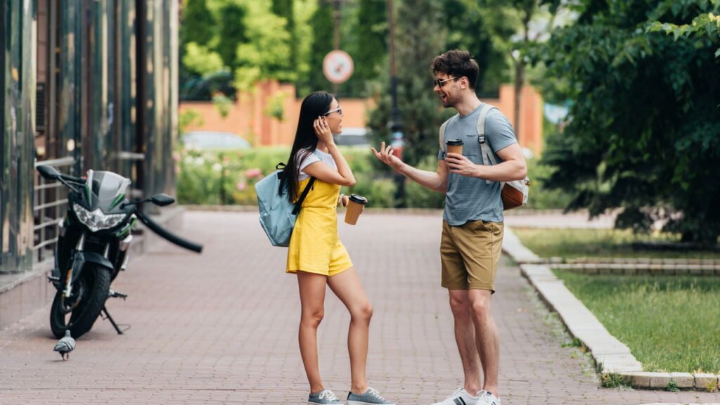O que significa tocar o ouvido durante uma conversa, segundo a psicologia