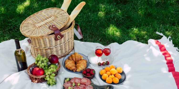 Piquenique // Créditos: depositphotos.com / yakovlevadaria