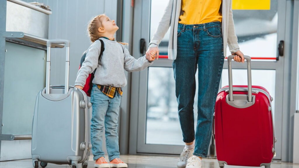 Quais documentos são obrigatórios para menor viajar sozinho?