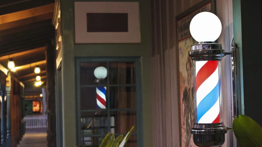 O que significa o poste giratório colorido das barbearias