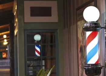 O que significa o poste giratório colorido das barbearias